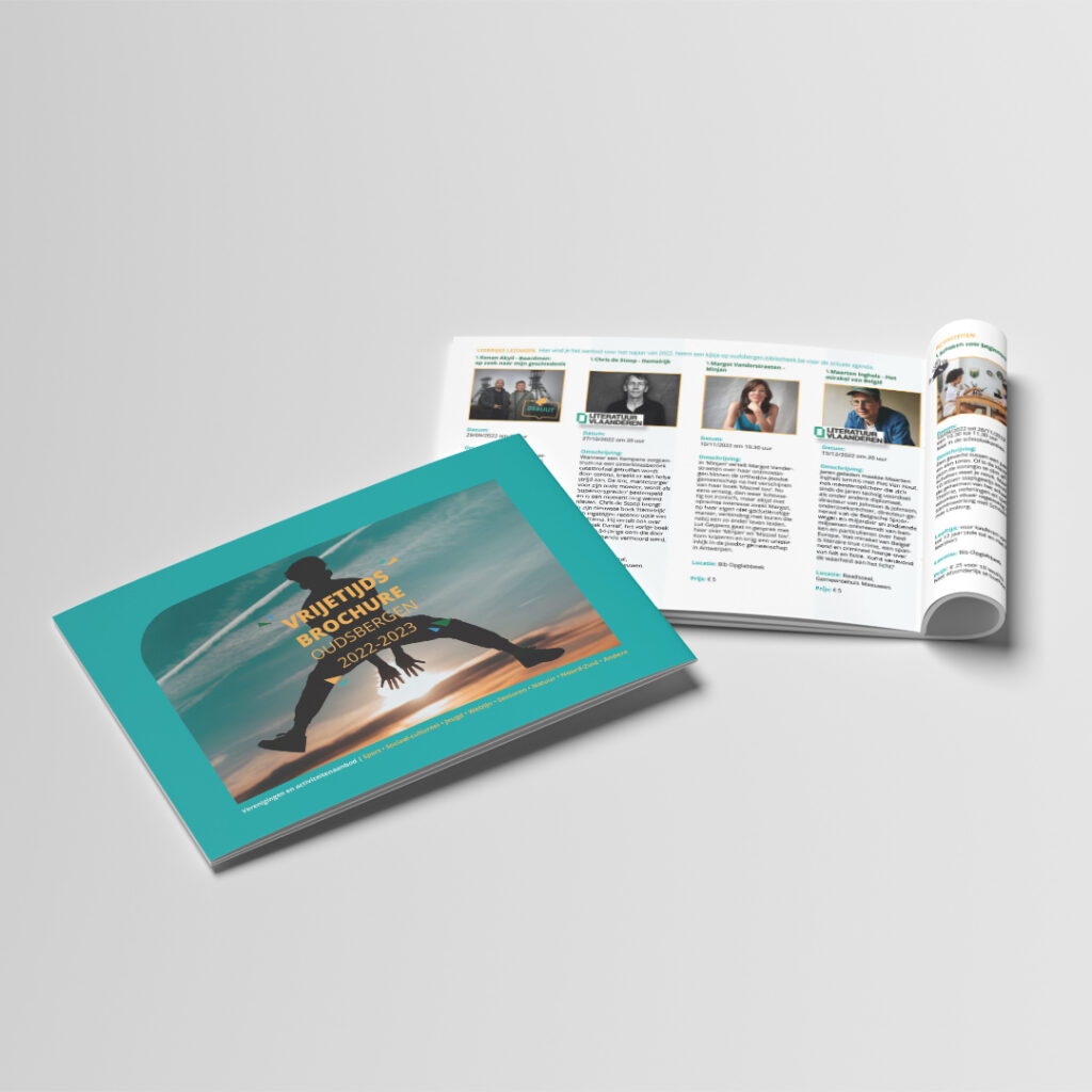 Er worden twee tijdschriften getoond. Eén is geopend en toont een inhoudsopgave, terwijl de andere is gesloten met een omslag met een afbeelding van een persoon die mediteert op een strand. Dit serene ontwerp illustreert de expertise van Saldesign in grafische vormgeving voor print en sociale media.