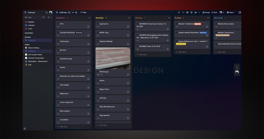 Een digitaal Kanban-bord met een donker thema met meerdere kolommen en taken, dat hulpmiddelen voor projectbeheer en organisatie biedt. De interface bevat secties als ‘Opties’, ‘Nieuwste projecten’ en ‘Future Stations’, uitgebreid met AI-tools voor gestroomlijnde efficiëntie.