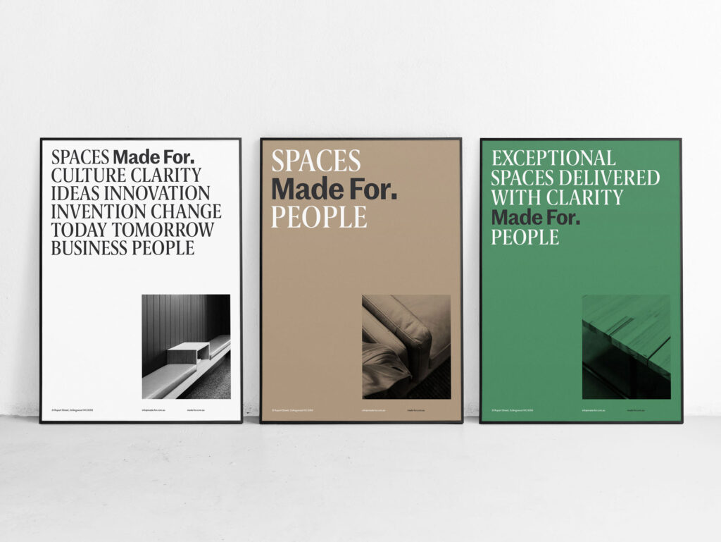 Drie ingelijste posters met tekst over ruimtes, cultuur, ideeën en helderheid tegen een witte muur. Links staat "SPACES Made For.", in het midden "SPACES Made For. PEOPLE" en rechts "EXCEPTIONAL SPACES DELIVERED WITH CLARITY". Echt een staaltje goede grafische vormgeving!