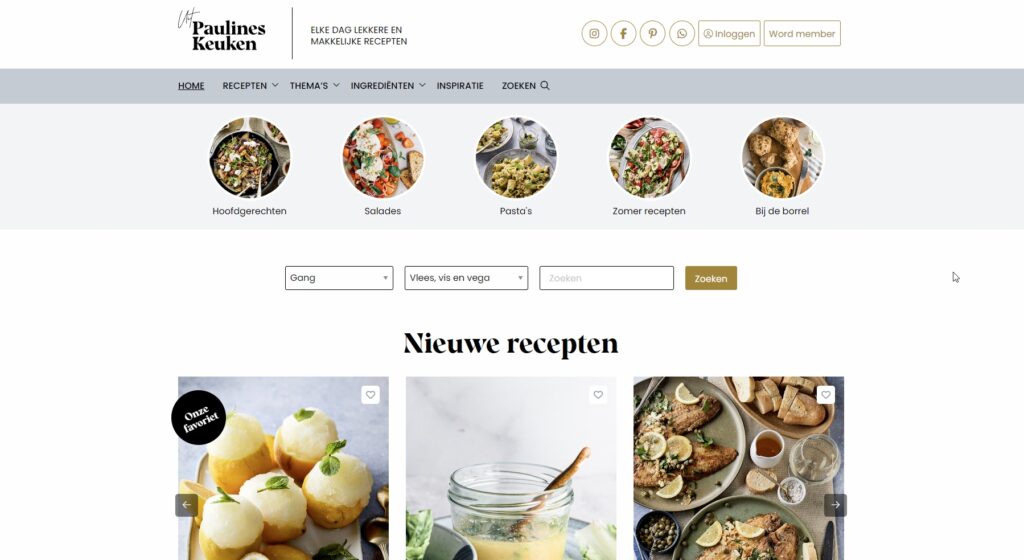 Op de startpagina van een website worden receptcategorieën weergegeven zoals elders, salades, pasta’s, zomerrecepten en bij de borrel, met een zoekfunctie en afbeeldingen van verschillende gerechten met het label ‘Nieuwe recepten’ om bezoekers langer op de website te houden.