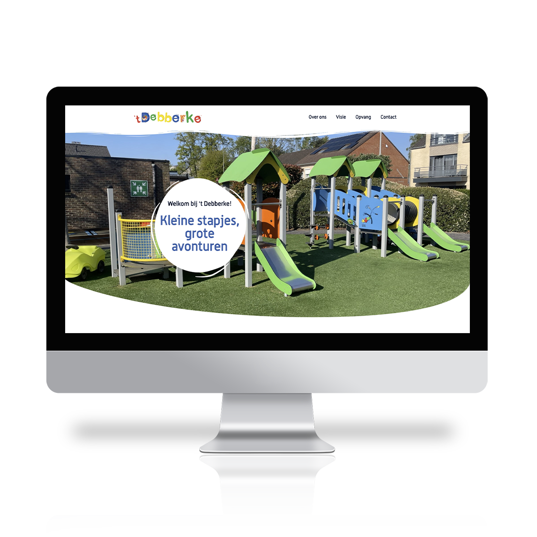 Op een computerscherm verschijnt een passende website met een speeltuin met glijbanen en speelstructuren, naast de Nederlandse tekst "Kleine verwerkt, grote avonturen.