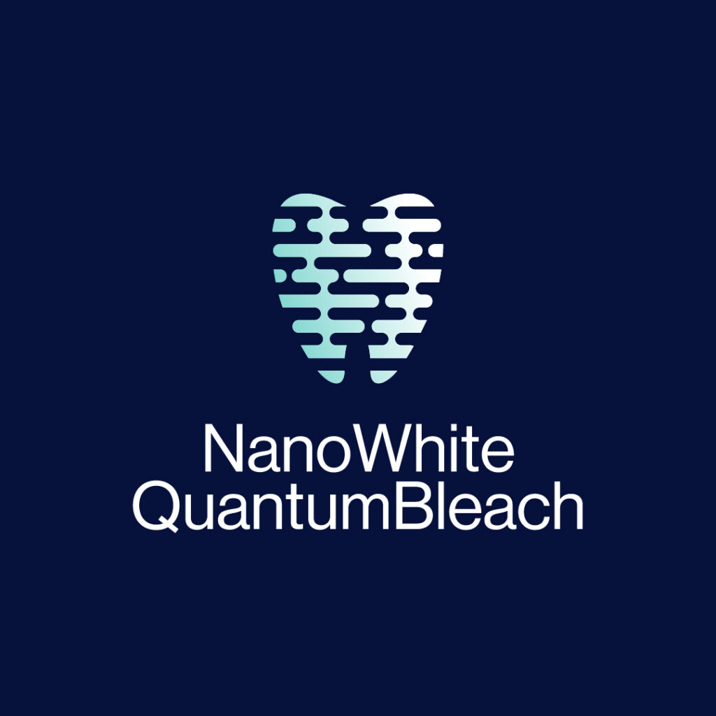 Logo met een gestileerde tand met horizontale lijnen, gekleurd in verlopende blauwtinten, boven de tekst: "NanoWhite QuantumBleach" op een donkerblauwe achtergrond.