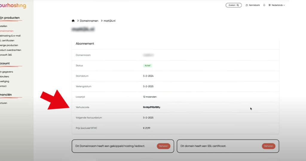 Schermafbeelding van een domeinbeheerinterface met abonnementsgegevens zoals status, startdatum, duur, verlenging en prijs, met een rode pijl die naar het menu aan de linkerkant wijst.