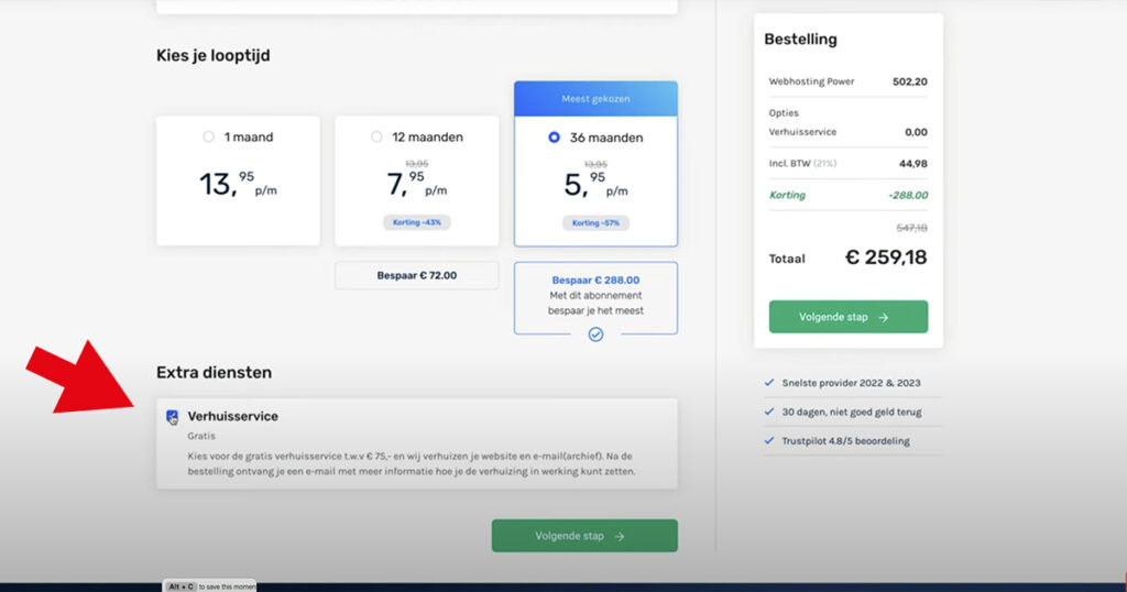 Website screenshot met abonnementsplannen met maandelijkse prijzen, een samenvatting van de totale kosten en een extra optie voor een gratis verhuisservice. Een rode pijl wijst naar het gedeelte met de verhuisservice.