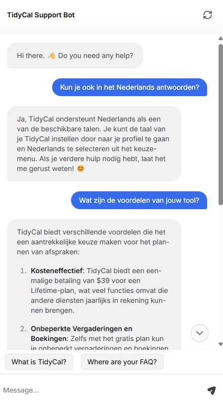 In een chatinterface stelt een gebruiker vragen over TidyCal in het Nederlands. De supportbot reageert met uitleg over de voordelen van het instrument, inclusief zijn rol in leadgeneratie en uitgebreide taalondersteuning.