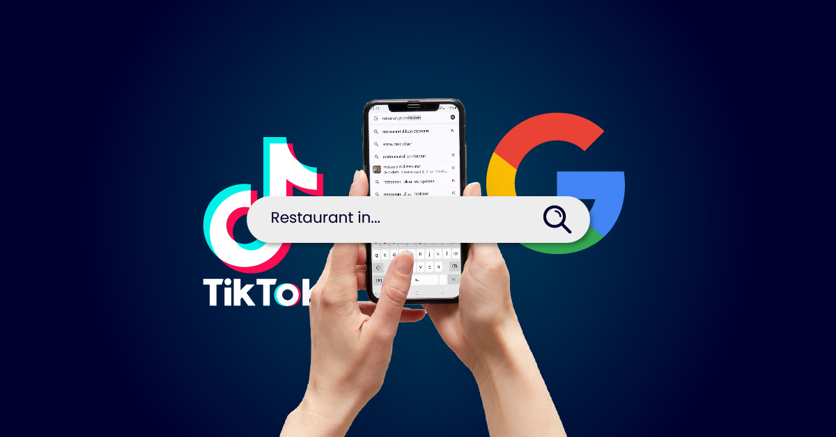 Een persoon houdt een smartphone vast met daarop een zoekbalk met de tekst 'Restaurant in...' tegen een achtergrond met logo's van TikTok en Google.