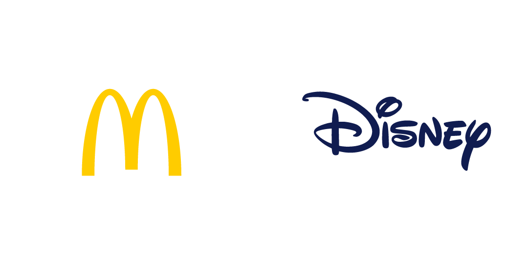 Geel McDonald's-logo aan de linkerkant, blauw Disney-logo aan de rechterkant, beide op een zwarte achtergrond.