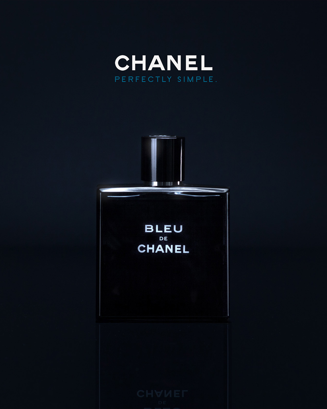 Een flesje Bleu de Chanel-parfum tegen een donkere achtergrond, met daarboven de tekst "CHANEL PERFECTLY SIMPLE", wat de elegante uitstraling en het subtiele kleurgebruik benadrukt.