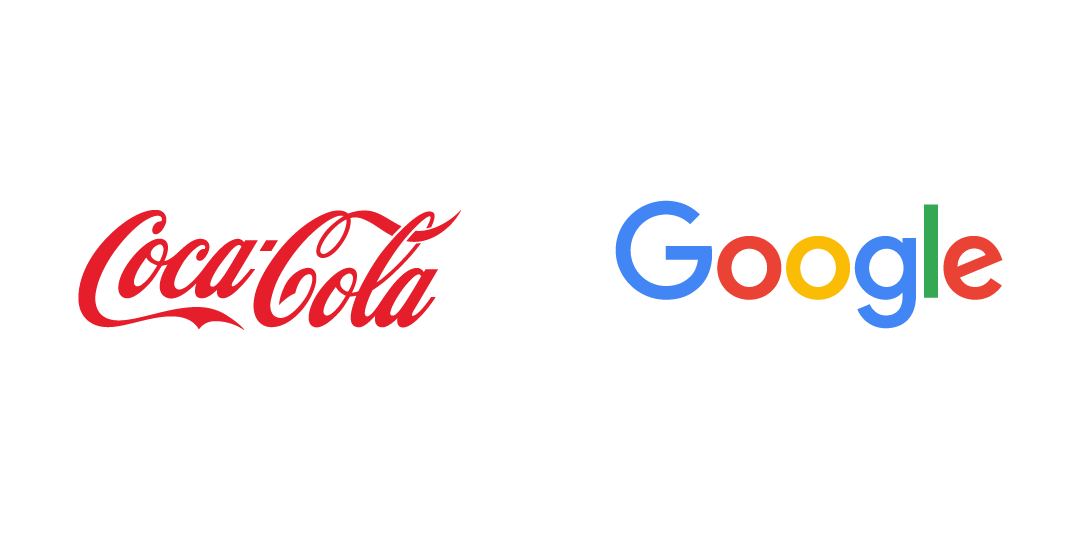 Links het logo van Coca-Cola in rode letters, rechts het logo van Google met veelkleurige letters, tegen een zwarte achtergrond.