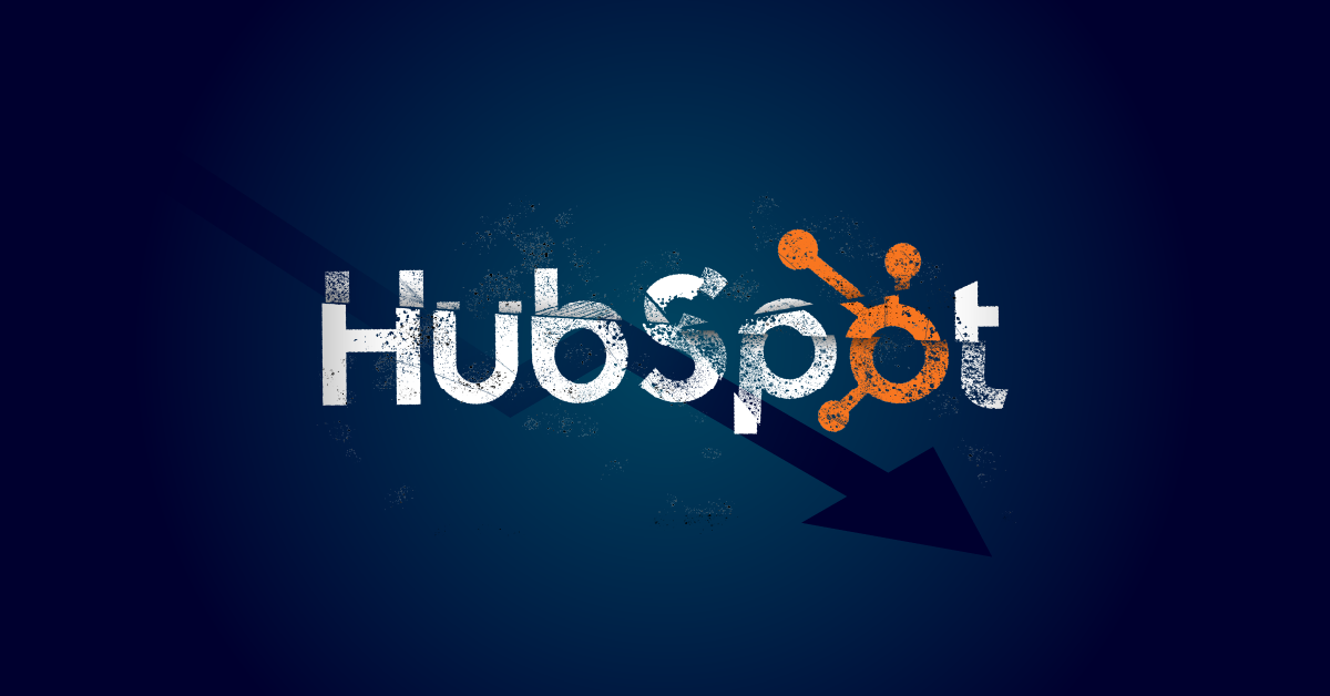 HubSpot-logo met een verweerde textuur en een pijl die naar beneden wijst op een donkerblauwe achtergrond, wat een SEO-crash symboliseert.