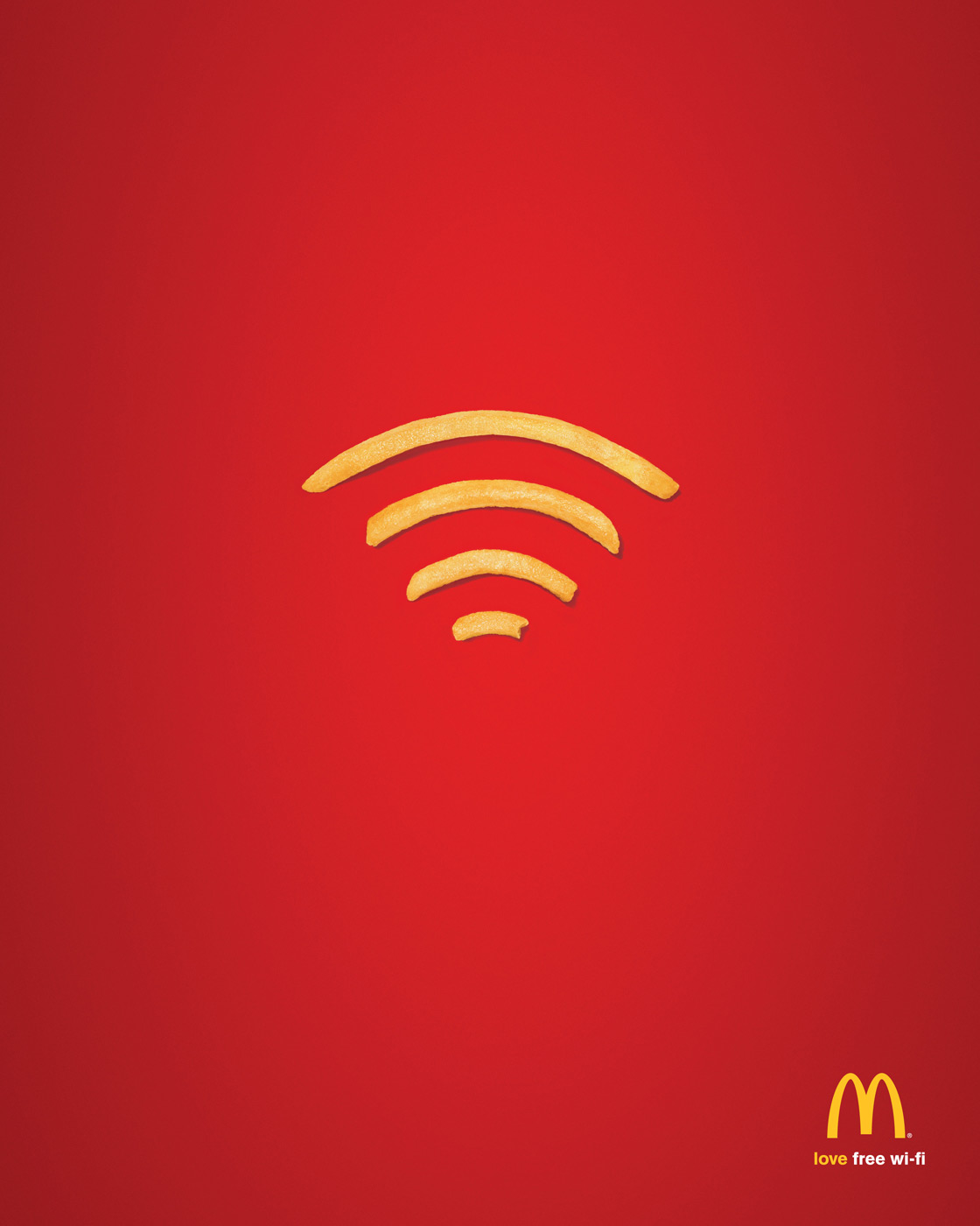 Wi-Fi-signaalpictogram gemaakt van friet op een levendige rode achtergrond, gebruikmakend van kleurpsychologie voor effectieve branding. McDonald's-logo en "love free wi-fi"-tekst in de rechteronderhoek.