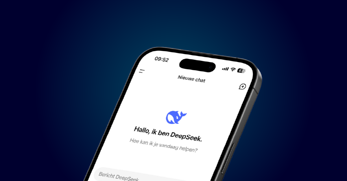 Op een smartphonescherm is een chat-app te zien met de tekst in het Nederlands: "Hallo, ik ben DeepSeek. Hoe kan ik je vandaag helpen?" tegen een blauwe achtergrond met kleurverloop, die doet denken aan de gestroomlijnde interfaces die te zien zijn in geavanceerde apps zoals ChatGPT.