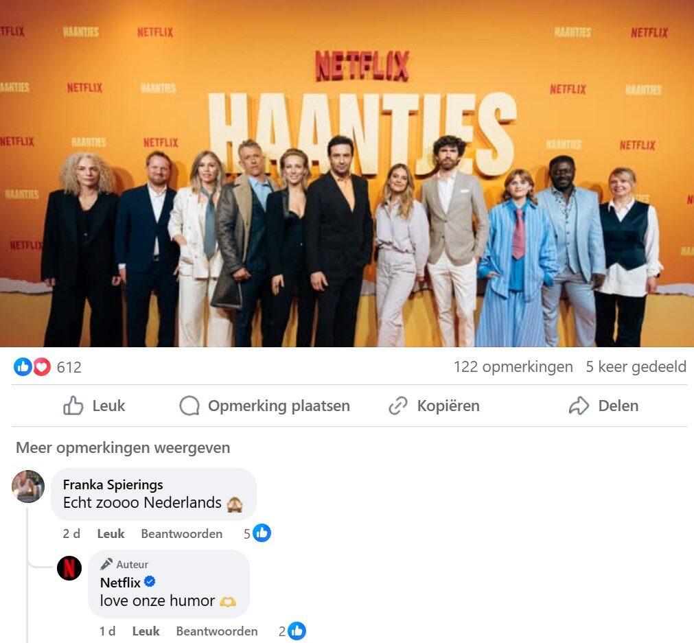 Een groep van elf mensen staat op een rode loper voor een decor vol met logo's van Netflix en Haantjes. Het is de perfecte combinatie van buzz op sociale media en marketingstrategie.