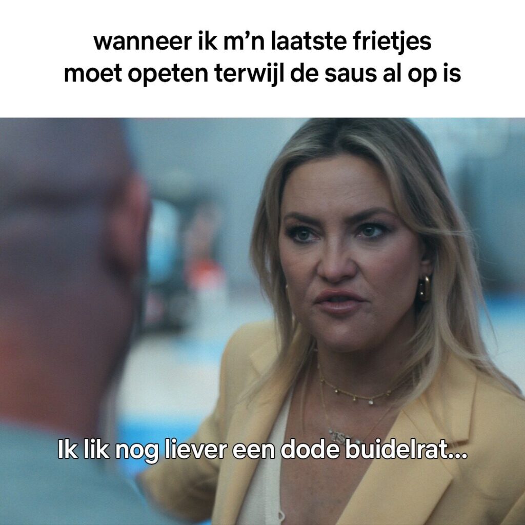 Een vrouw in een geel jasje kijkt serieus. Het Nederlandse onderschrift luidt: "Als ik mijn laatste friet moet opeten terwijl de saus op is." De ondertitel luidt: "Ik lik liever een dode opossum," wat perfect de eigenzinnige charme vangt die nodig is voor originele content in de huidige sociale media scene.