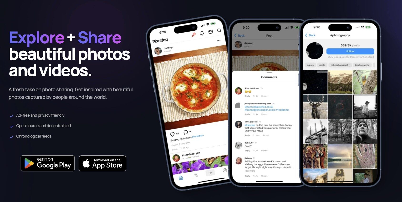 Drie smartphoneschermen tonen verschillende interfaces van social media-apps, die unieke ervaringen bieden met functies als foto's delen, open source en chronologische feeds. Ontdek opwindende alternatieven voor social media tegen een donkere achtergrond die de essentie van moderne connectiviteit vastlegt.