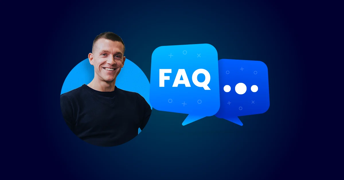 Een lachende man naast twee blauwe tekstballonnen, de ene met het label "FAQ" en de andere met drie stippen, op een donkerblauwe achtergrond.