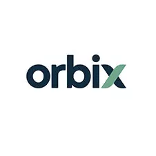 Het Orbix-logo toont het woord "orbix" in kleine zwarte letters, waarbij de letter "x" gedeeltelijk in lichtgroen is ingekleurd, wat een moderne huisstijl weergeeft die ideaal is voor webdesign in Limburg.