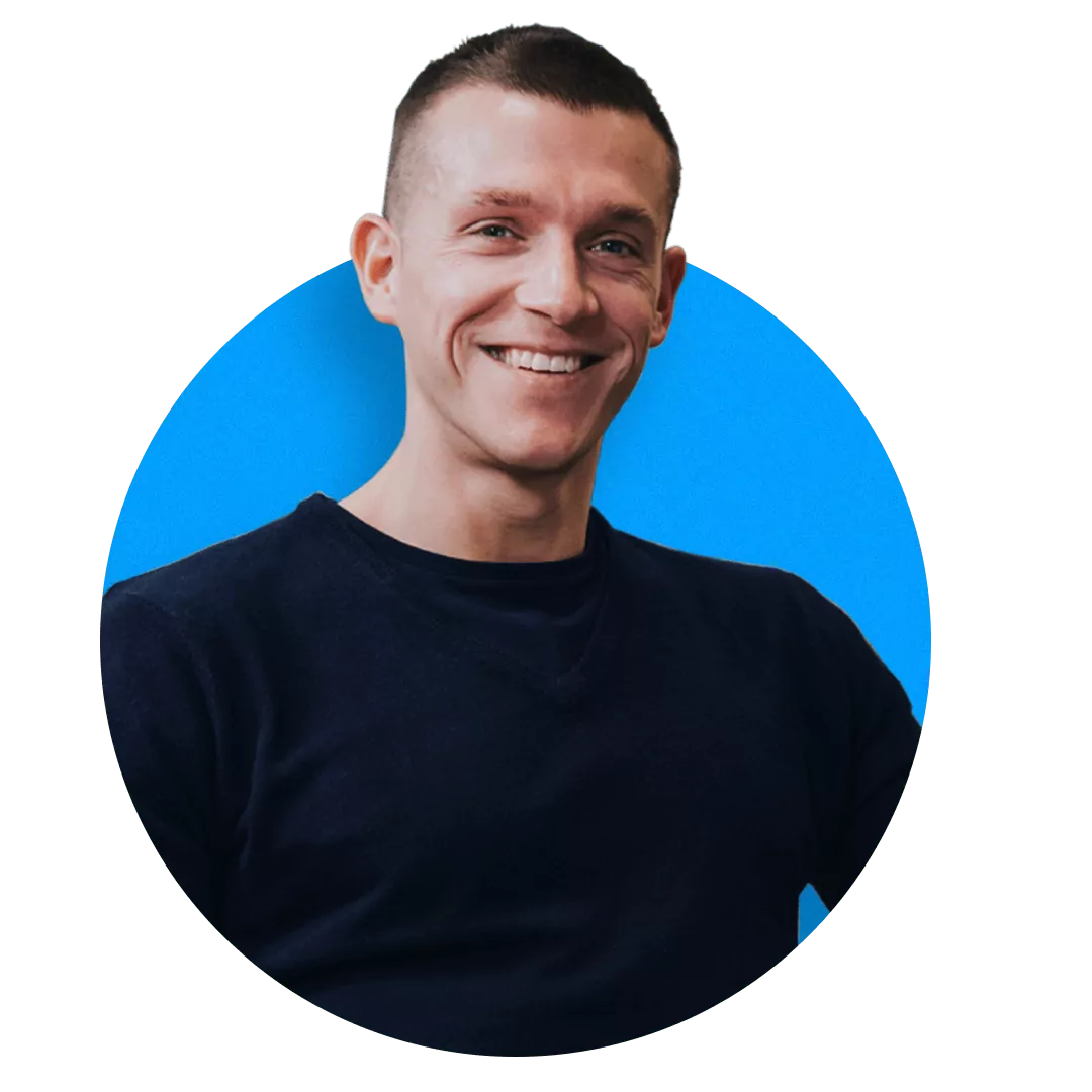 Een man met kort bruin haar die een donkere trui draagt, glimlacht en zit voor een blauwe cirkelvormige achtergrond, perfect voor social media marketing of het tonen van webdesign huisstijl.