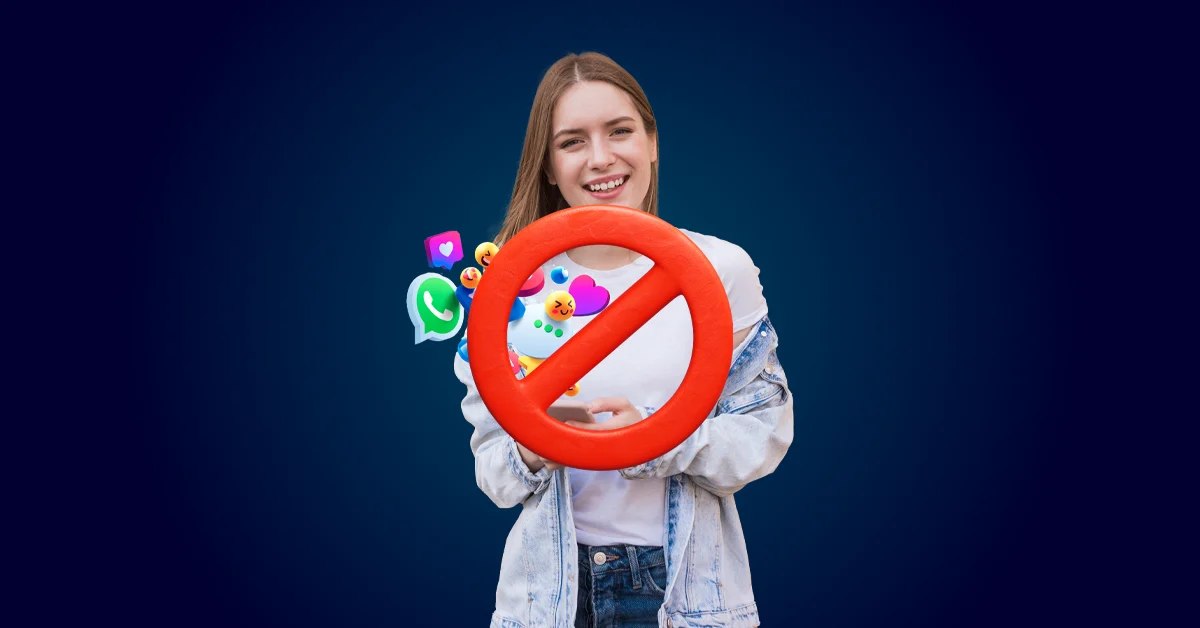 Jonge vrouw houdt een rood verbodsbord over sociale media-iconen, wat wijst op een verbod of beperking op het gebruik van sociale media, tegen een donkerblauwe achtergrond.