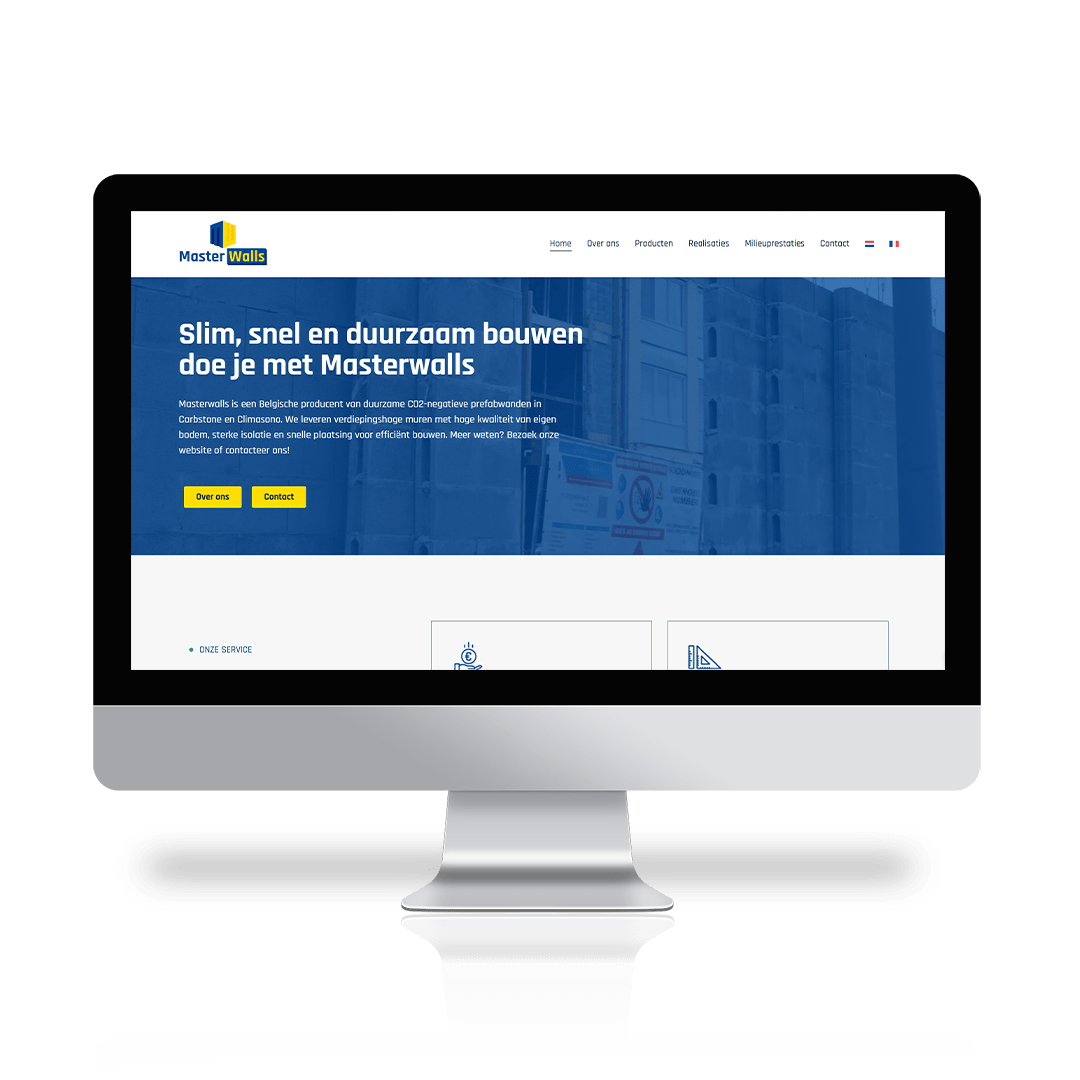 Een desktop computer toont de homepage van de Masterwalls website, met een blauw en wit kleurenschema met navigatie links en tekst in het Nederlands voor betaalbare website oplossingen.