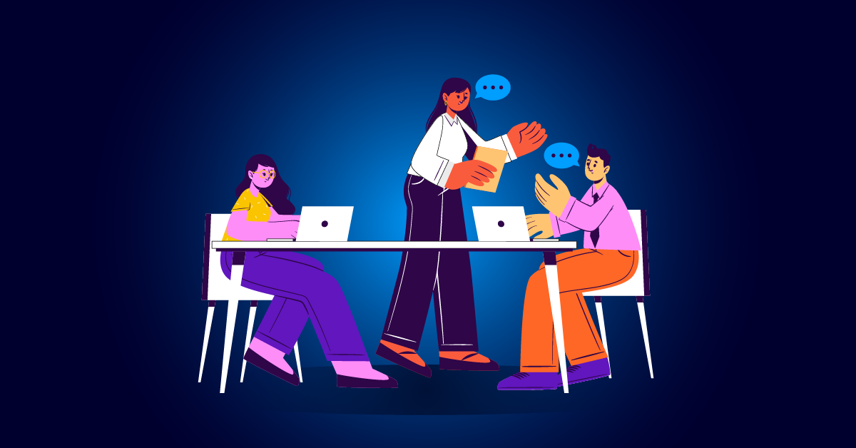 Illustratie van drie mensen aan een tafel met laptops, in gesprek, tegen een donkerblauwe achtergrond.