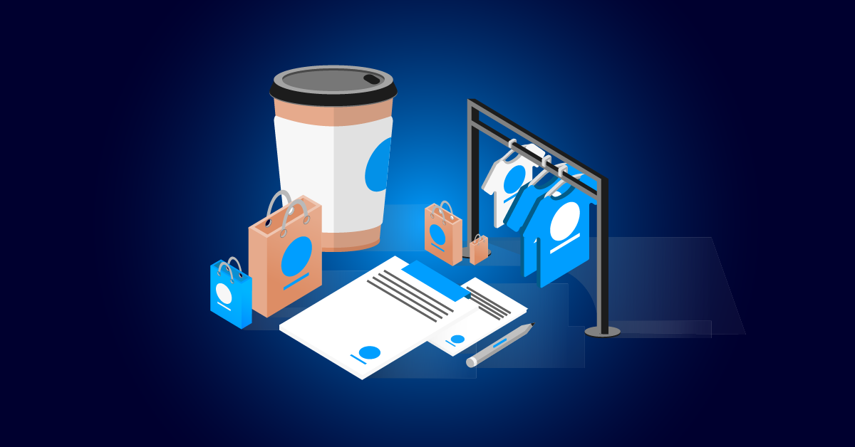 Een koffiemok, boodschappentassen, schrijfwaren, pennen en kleding op hangers, allemaal met een bijpassend blauw-wit cirkelvormig logo, worden weergegeven op een donkerblauwe achtergrond.