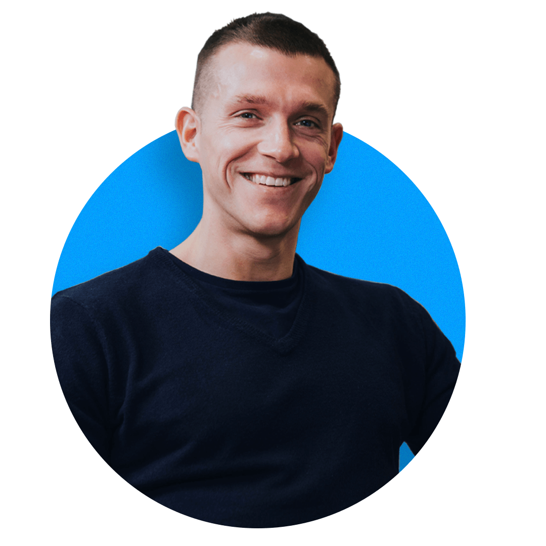 Een man met kort bruin haar die een donkere trui draagt, glimlacht en zit voor een blauwe cirkelvormige achtergrond, perfect voor social media marketing of het tonen van webdesign huisstijl.